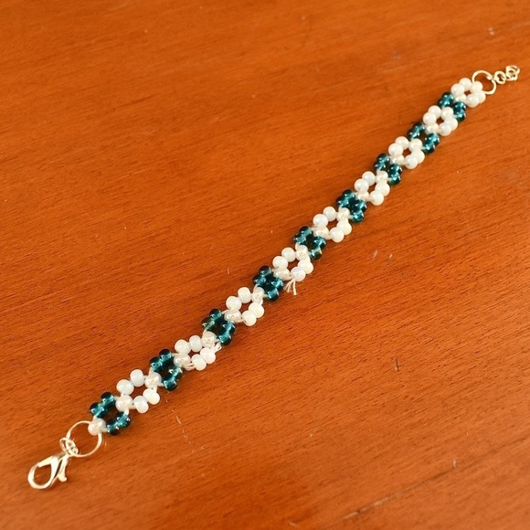 2/$20 Cream and Turquoise Beaded Bracelet - Picture 2 of 3